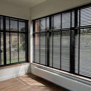 zaluzje-50mm-drewno-03