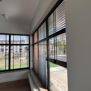 zaluzje-50mm-drewno-06